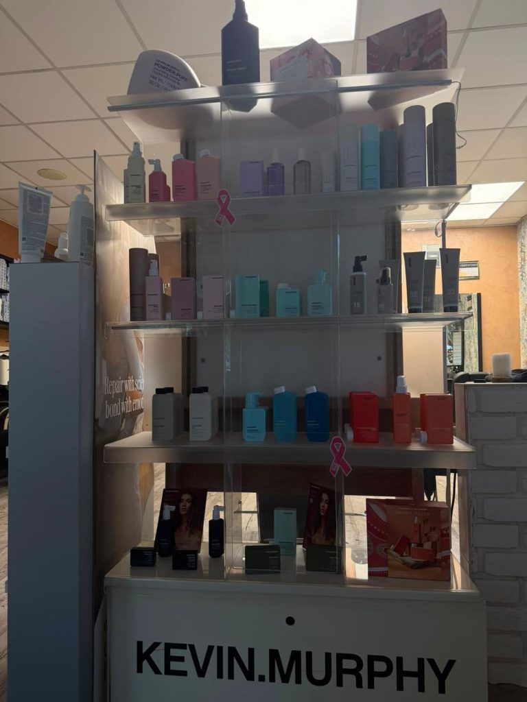 Ekspozytor z kosmetykami Kevin Murphy w salonie