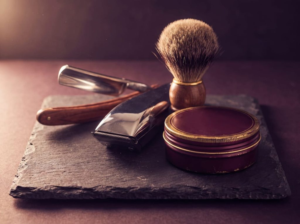 Brzytwa, maszynka i pędzel do golenia — narzędzia barberskie