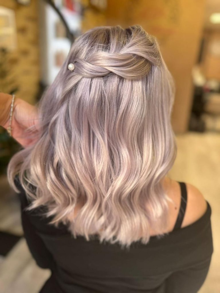 Perłowo-liliowy blond na falach do ramion, delikatne półupięcie spięte perłową szpilką