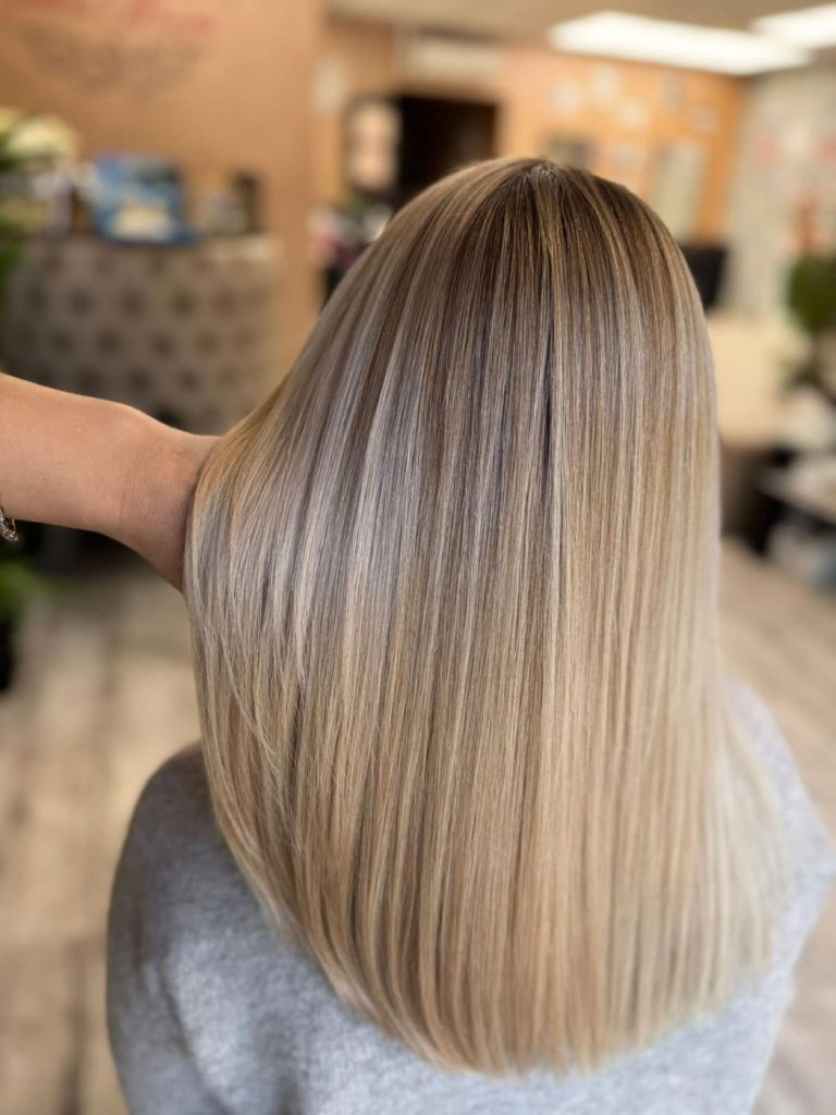 Beżowy blond z płynnym przejściem od ciemniejszego odrostu — gładkie proste włosy