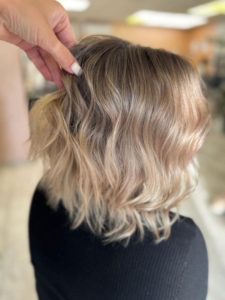 Rozjaśniony bob z ciepłym, piaskowym blondem i naturalnym cieniowaniem u nasady