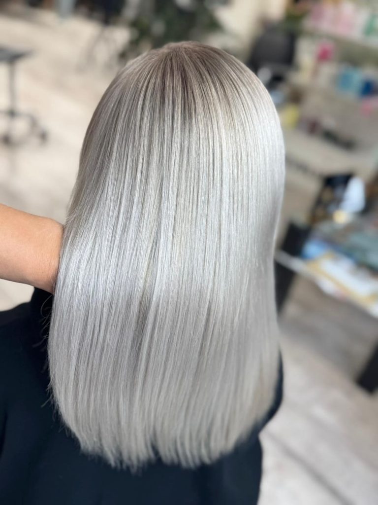 Lodowy platynowy blond na gładkich, lśniących włosach do łopatek