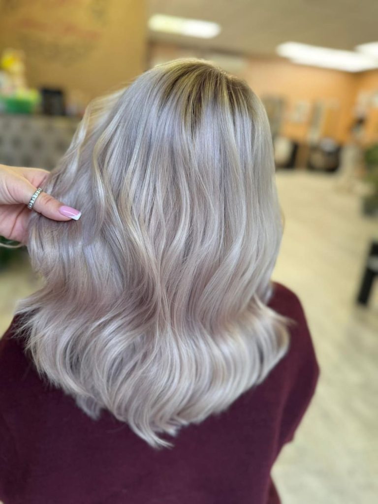 Perłowo-srebrny blond na miękko falowanych włosach do ramion