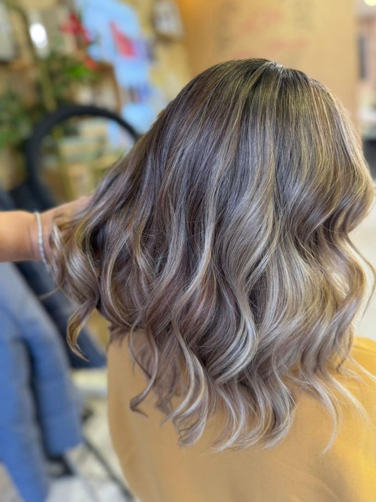 Mroźny blond z ciepłymi refleksami — sfalowany bob do ramion