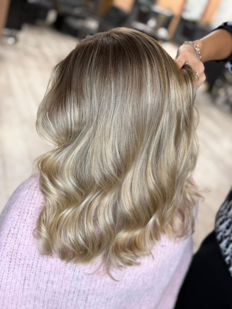 Naturalny piaskowy blond z rozświetlonymi pasemkami i miękkimi falami