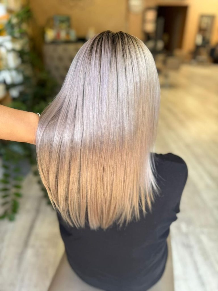 Perłowy blond na gładkich, wyprostowanych włosach do łopatek