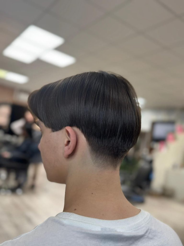 Męskie strzyżenie w Beauty & Hair Studio Academy — klasyczne cieniowanie z gładko wyczesanymi bokami i wyrównaną linią karku