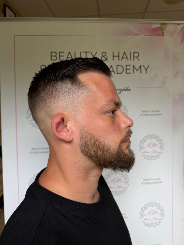 Męskie strzyżenie z naszego salonu — wysoki skin fade i wykonturowana, wyrównana broda