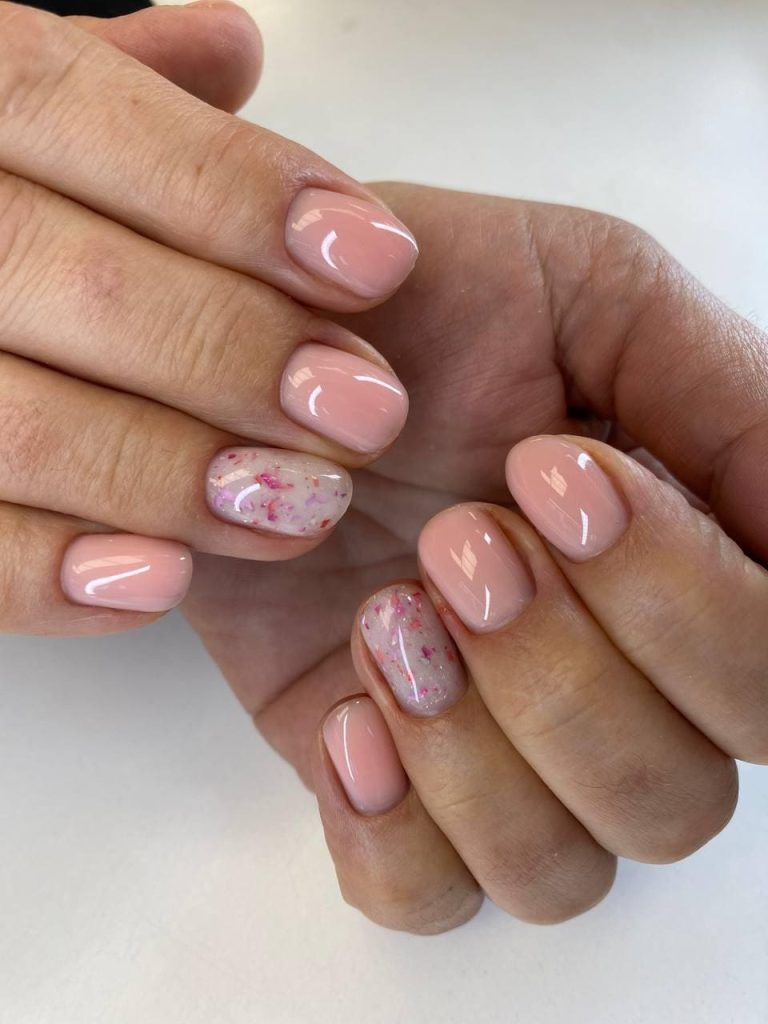 Krótkie naturalne paznokcie w nude z akcentem z różowej folii
