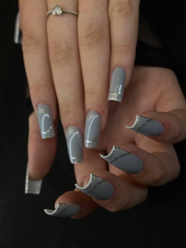 Szary manicure ze srebrnymi pasami i białą obwódką