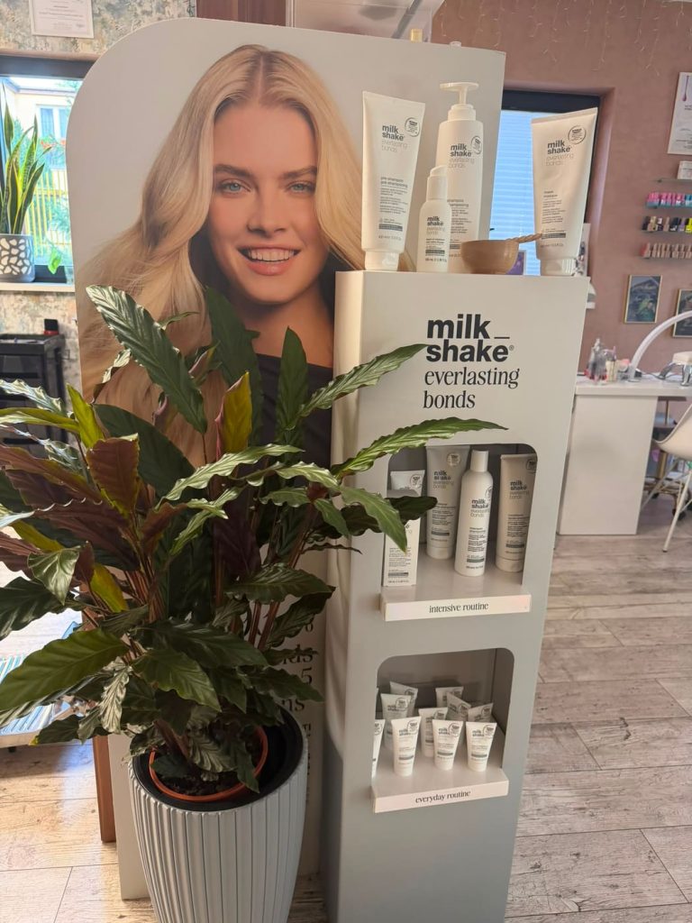 Ekspozytor milk_shake everlasting bonds w salonie