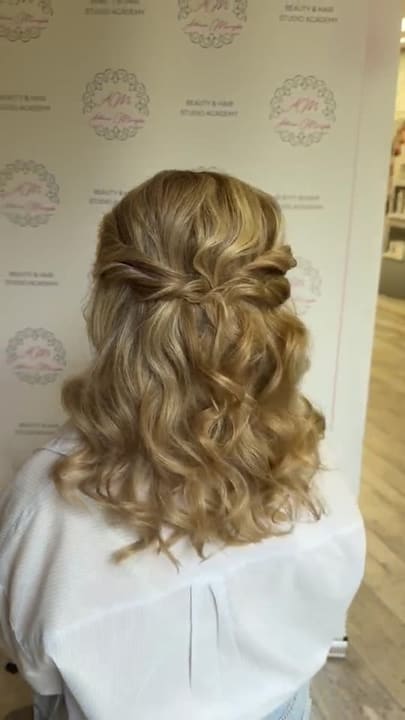 Upięcie włosów — półupięcie z przeplatanymi pasmami na blond lokach