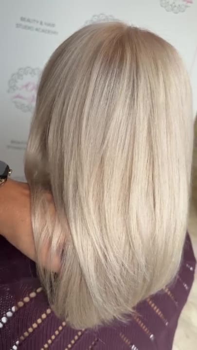 Chłodny piaskowy blond na gładkim, prostym bobie do ramion